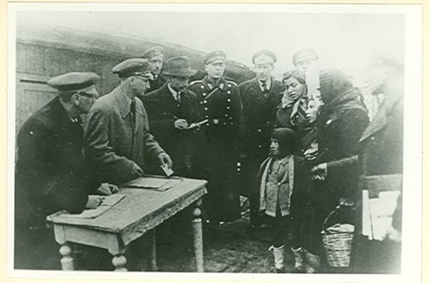 Еврейски семейства минават проверка (снимката горе), преди да бъдат качени на корабите от Лом (долу).