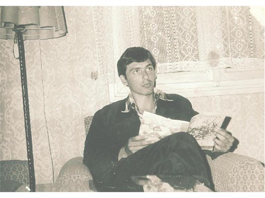 Маргарит Димитров с книга в ръка. Почти всичките си пари даваше за литература - специализирана, художествена, политическа, казва сестра му. 
СНИМКА: СЕМЕЕН АРХИВ 
