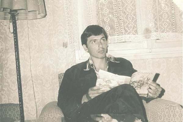 Маргарит Димитров с книга в ръка. Почти всичките си пари даваше за литература - специализирана, художествена, политическа, казва сестра му. 
СНИМКА: СЕМЕЕН АРХИВ 

