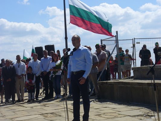 Президентът Румен Раден изнесе на връх Шипка емоционално слово.  СНИМКИ: Ваньо Стоилов