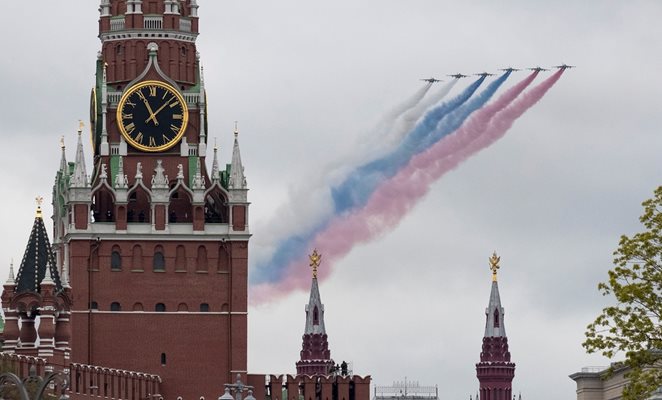 Група самолети пускат пушек с цветовете на руското знаме.