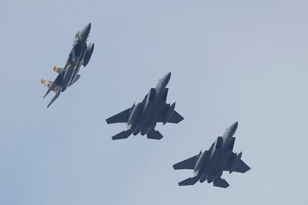 Изтребители F-15 на САЩ летят по време на учения в Украйна през 2018 г.