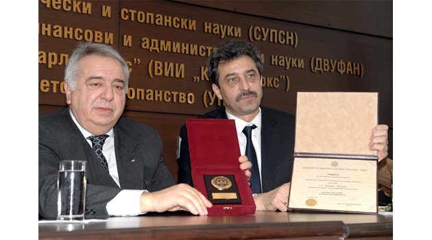 ОТЛИЧНИК: Цветан Василев получава грамота от бившия ректор на УНСС за заслуги в бизнеса. 
