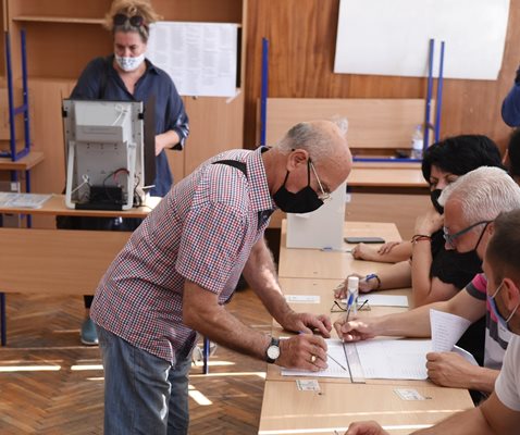 При гласуване в друго населено място, не е зле човек след това да провери дали според ЕСГРАОН  не продължава да се води за живеещ в населеното място, в което е гласувал само веднъж. 



СНИМКА: ЙОРДАН СИМЕОНОВ