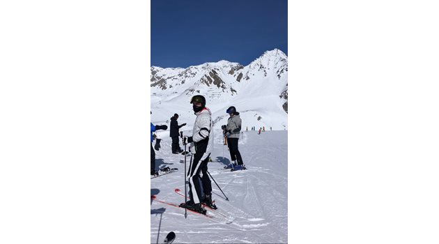 Алек Младенов обича адреналина, затова често кара ски.