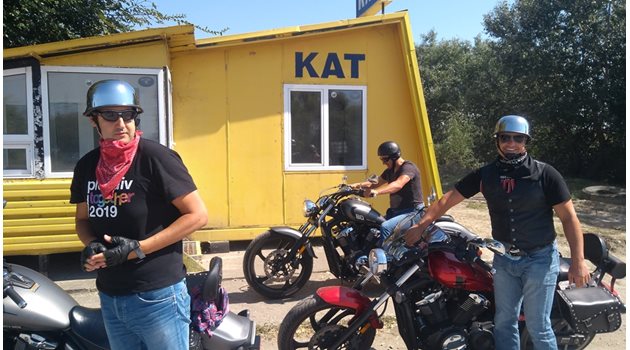 Иван Тотев, депутатът Атанас Ташков и шефът на "Чистота" спряха машините си до караулката на КАТ.