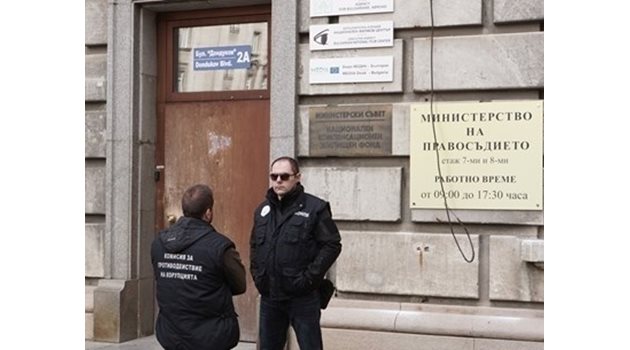 Служители на антикорупционната комисия обикалят около входа на агенцията СНИМКА: Десислава Кулелиева