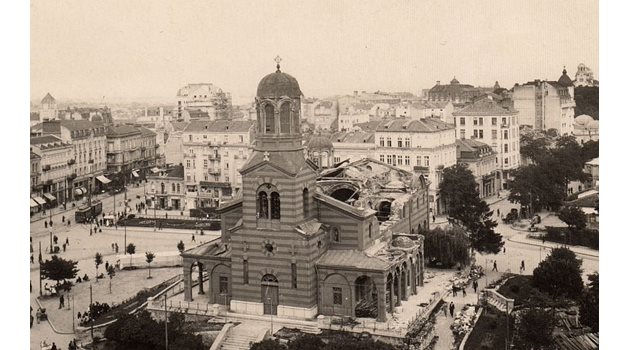 През 1925 г. дейци на БКП взривяват покрива на църквата “Света Неделя” в София, при което загиват 134-ма, а ранените са над 500 души.