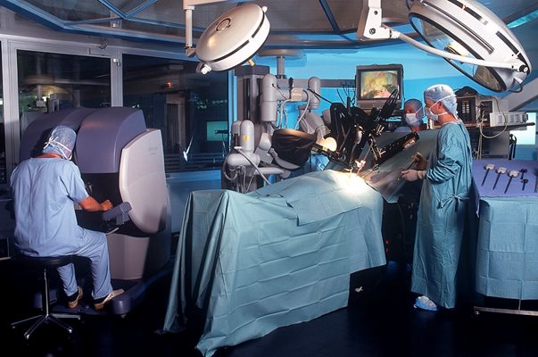 Роботизираната хирургия увеличава в пъти възможностите на оператора при тежки случаи и труднодостъпни зони.