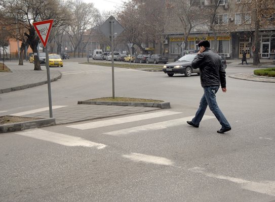 На много места пешеходните пътеки в Пловдив са изтрити, а други са или неефективни, или не отговарят на изискванията, защото са боядисани в червено.