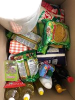 Пакетите с дарения включват храни от първа необходимост, за да се изкара месеца
Снимки Кметство Марково