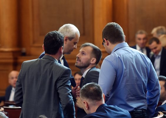 Моментът, в който депутатът от ПП Искрен Митев дърпа за вратовръзката лидера на “Възраждане” Костадин Костадинов.  СНИМКА: ВЕЛИСЛАВ НИКОЛОВ