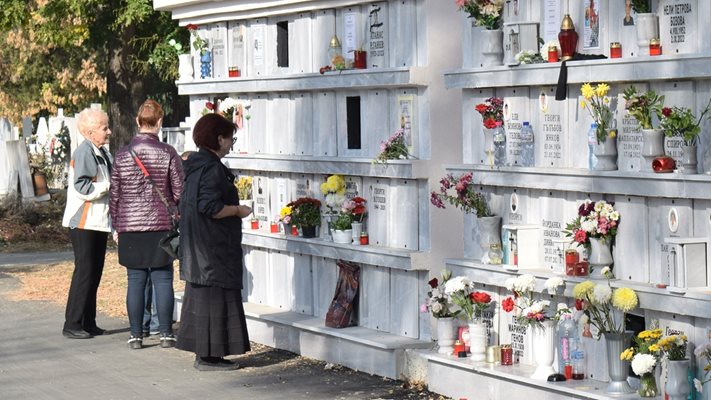 Гражданите запалиха свещи и оставиха цветя около гробовете на близките си. Снимки: Авторът