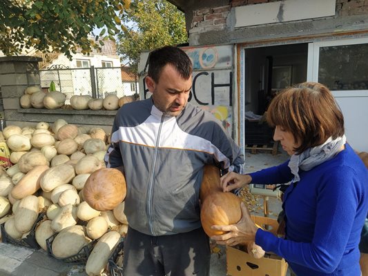 Пловдивчанка на бърза ръка си купи две тикви.