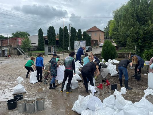 Почнаха да отстраняват щетите от наводнението в село Лиляче Снимка: Валери Ведов