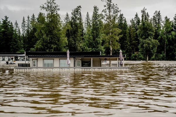 En dammur brister i Norge Foto: Reuters