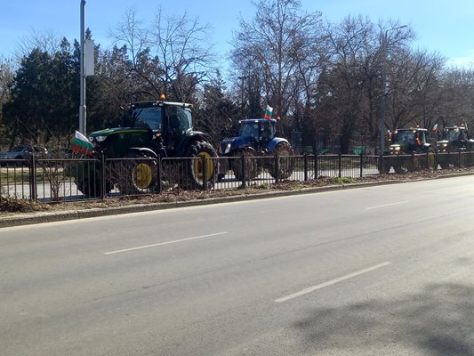 Първите трактори напускат Пловдив.