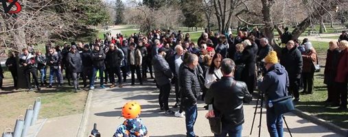 Десетки почетоха убития в парка на Добрич 56-годишен мъж