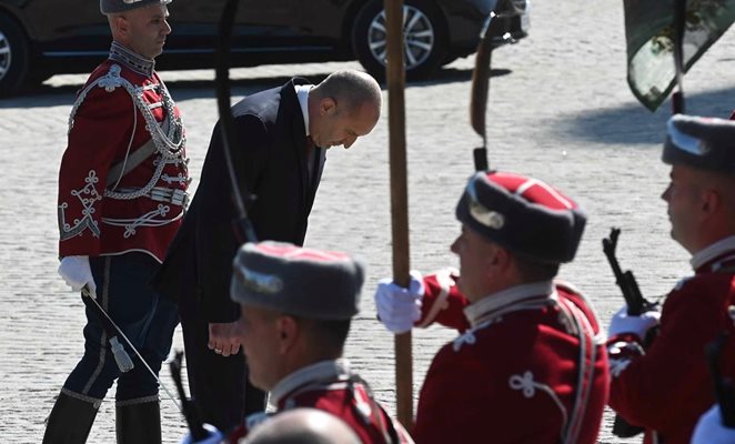 Радев прие почетния строй на армията за 6 май
СНИМКА: Йордан Симеонов