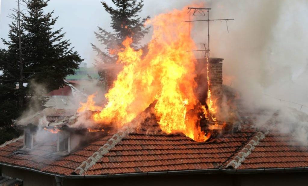 Пожари вилняха във Врачанско, жена е с изгаряния и обгазена
