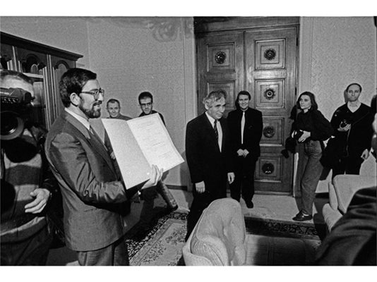 Филип Димитров взема от президента Желю Желев мандата за съставяне на правителство на СДС - 5 ноември 1991 г. На 28 октомври 1992 г. Димитров иска вот на доверие от 36-о НС, но не го получава и подава оставка.