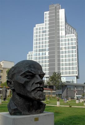 Статуи на Ленин могат да бъдат видени в Музея на социалистическото изкуство в София