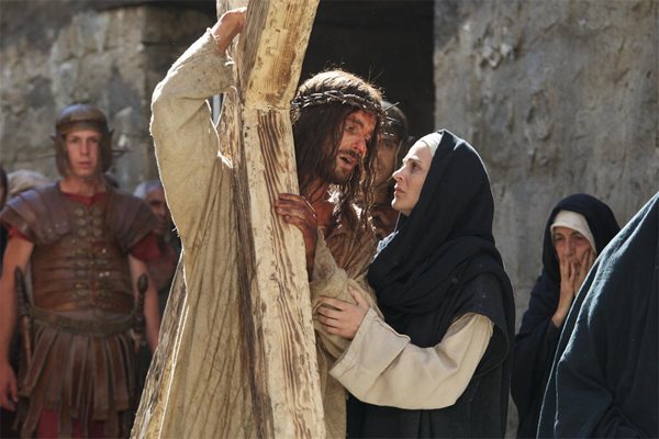 Борислава Костадинова в ролята на Дева Мария и Боян Анев като Исус в кадър от щатската продукция, заснета от носителя на “Оскар” за операторско майсторство Вилмуш Зигмунд. 