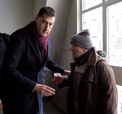 Кметът Иван Тотев тутакси отиде при пенсионера и му подари своя чай.