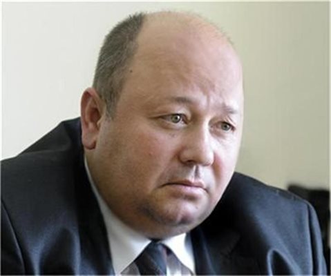Христо Динев подава оставка по лични причини.