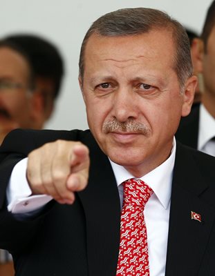 Кралицата на турския поп се опъва на Ердоган