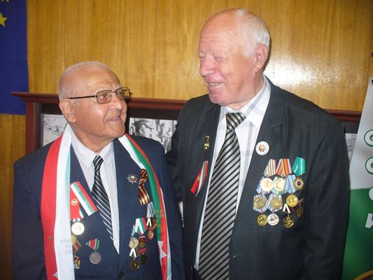 Трифон Ковачев /вляво/ с о.з. полковник Николай Тодоров, председател на Областната организация на ветераните от войните в Сливен.