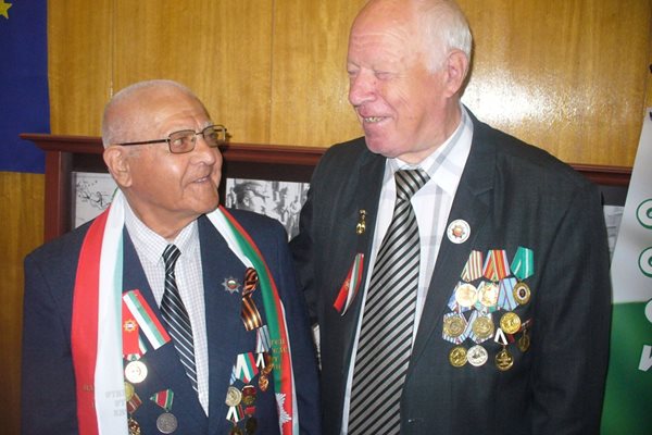 Трифон Ковачев /вляво/ с о.з. полковник Николай Тодоров, председател на Областната организация на ветераните от войните в Сливен.