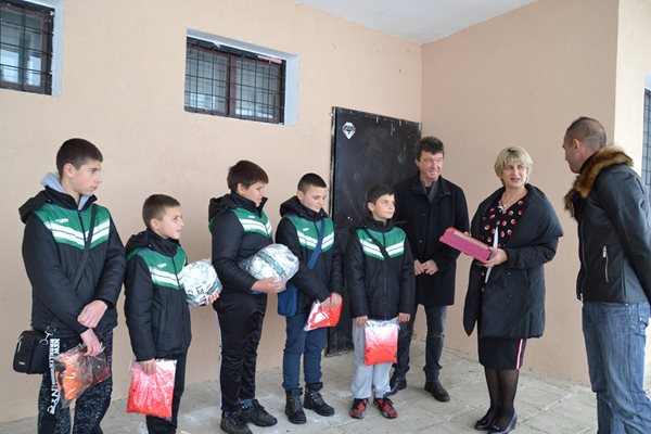 Весела Лечева се срещна с малките футболисти в Килифарево