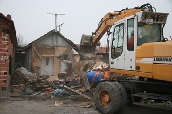 Багери бутат опасни постройки в ромската махала на Войводиново СНИМКА: Евгени Цветков