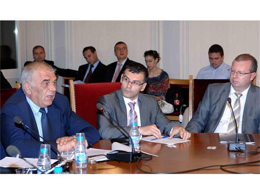 Финансовият министър Симеон Дянков с двамата шефове на приходни агенции - Красимир Стефанов и Ваньо Танов (вляво) трябва да вдигнат събираемостта.