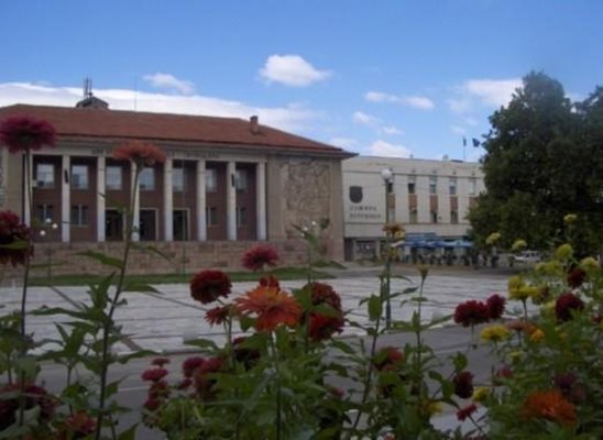 В община Перущица планират да сложат ред в пътните знаци.