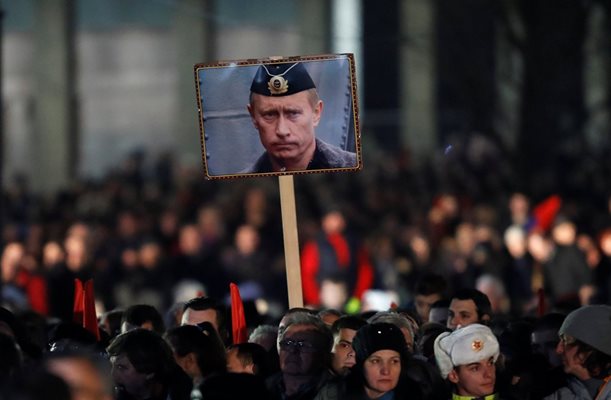 Над 120 000 души пристигнаха от цяла Сърбия, с овации и скандирания "Путин, Путин, Путин"  СНИМКИ: Ройтерс