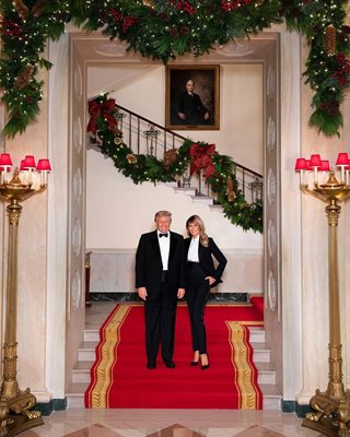 Президентът Доналд Тръмп и първата дама Мелания пуснаха последната си коледна картичка от Белия дом. На стъпалата на главното стълбище двамата позират в елегантни черни смокинги и бели ризи.
СНИМКА: ИНСТАГРАМ