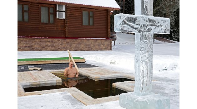 Путин се потопи в ледени води за руското Богоявление СНИМКА: РОЙТЕРС