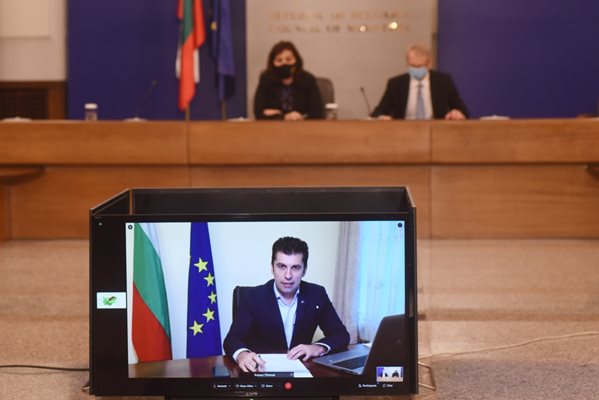 Премиерът Петков се включи онлайн в пресконференция със здравния министър и министъра на образованието.
