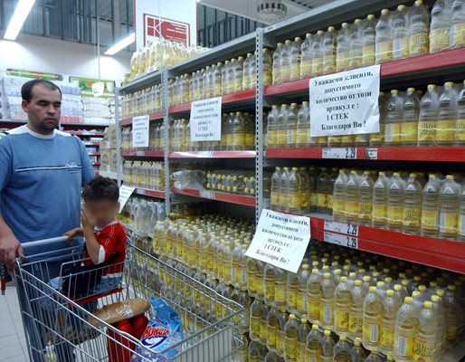Ограничаването на количествата за купуване до един стек на домакинство бе

единствената възпираща мярка срещу

тоталното изчезване на олиото

от пазара.

СНИМКА: “24 ЧАСА”

