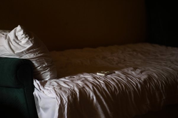 Тъмната спалня е полезна за здравето, нощната лампа води до затлъстяване и диабет