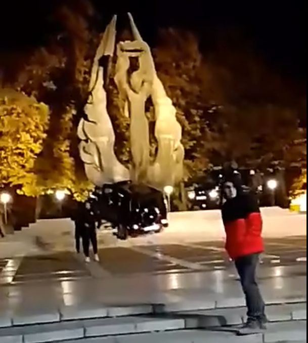 Хулигани - джип се качи по стъпалата на Паметника на Съединението в Пловдив (Допълнена)