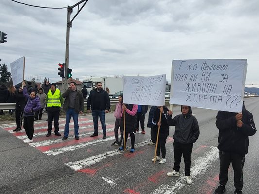 БСП-съветници искат решение за „Пешеходната пътека на смъртта“ в Казичене