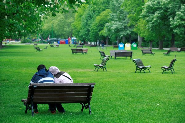 България е на много задни позиции в ЕС по самостоятелно живеещи млади хора. Едва 7 на сто от момчетата и момичетата на възраст между 18 и 24 години живеят самостоятелно. Средно за ЕС самостоятелни на тази възраст са 11%. Швеция е истински феномен в това отношение - процентът е над 70 за момичетата и над 80 за момчетата.



СНИМКА: “24 ЧАСА”