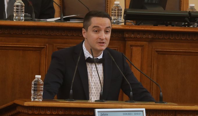  Явор Божанков е народен представител от ПП-ДБ 