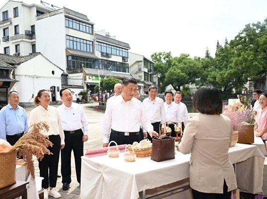 Радио Китай: Си Дзинпин посети окръг Дзинхуа