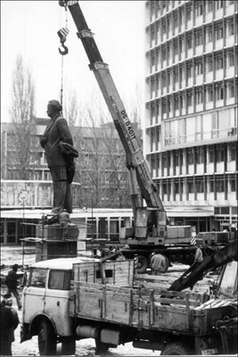 През 1991 г. паметникът на Георги Димитров в Димитровград беше демонтиран цял, нямаше флексове... Разфасованите фигури от от паметника. Едва ли някой ще ги репи отново...