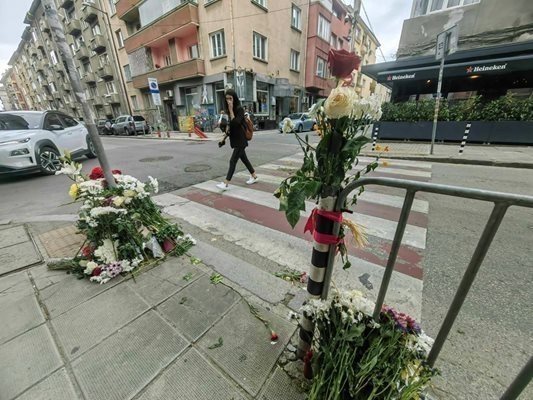 Цветя на пешеходната пътека на ул. Гурко, на която Петър Тодоров прегази 15-годишния Филип в София. Снимка: Георги Кюрпанов - Генк