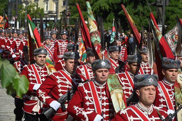 Церемонията се състоя на пл. “Свети Александър Невски” в София по повод Деня на храбростта и празника на Българската армия